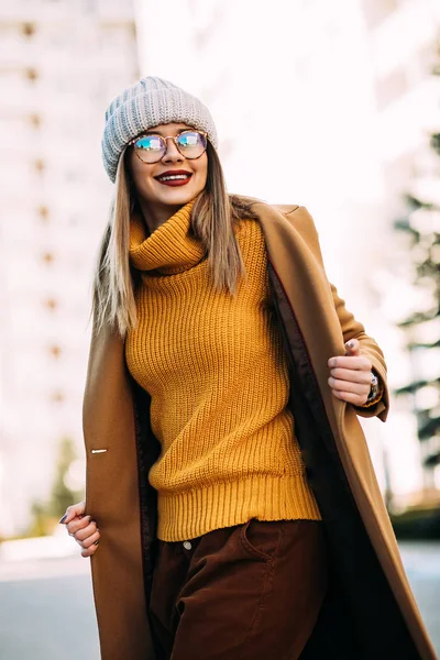 Outdoor Portrait Young Beautiful Woman Model Wearing Mustard Sweater Beige — Stock Photo, Image