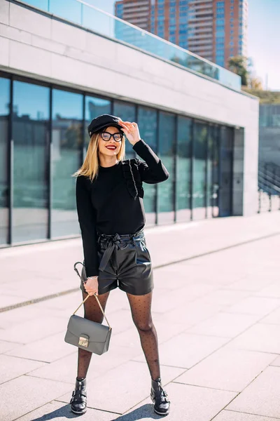 Porträtt Snygg Leende Glad Blond Kvinna Promenader Gata Läder Shorts — Stockfoto