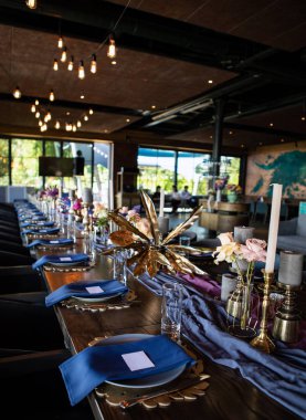 Düğün sofrasında çiçekler, çiçek aranjmanları, gümüş takımlar, yemek takımları, cam eşyalar ve lüks romantik dekorlar olacak. Kartlı tabaklar