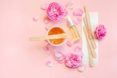 Spa tedavisi. Kavanoza tatlı altın bal dökülüyor, Tesisatçılık çiçekleri, yumuşak güneşli ışık. Doğal ev yapımı cilt bakımı. Depilasyon ve güzellik konsepti. kopyala.