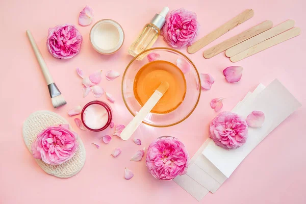 Concept beauté, épilation et épilation - cire avec spatule, épilateur et rasoir de sécurité sur fond rose Photo De Stock