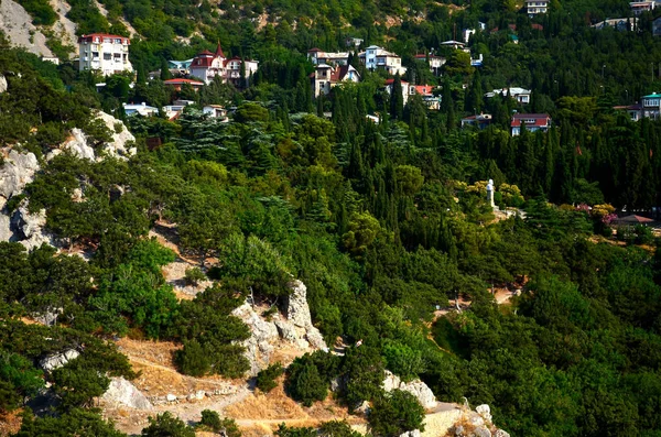 Beautiful View Seaside Resort Mountains Covered Cypress Trees View Simeiz — Stock Photo, Image