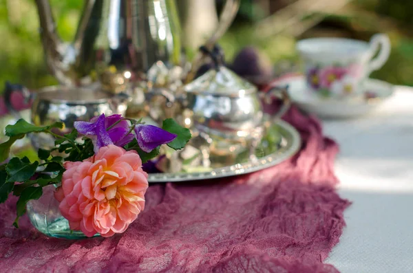 Rosa Guisantes Dulces Pequeño Ramo Sobre Una Mesa Jardín Desayuno Fotos de stock