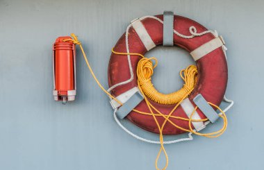 Lifebuoy ışık ve acil durumda kullanmak için geminin duvardaki duman