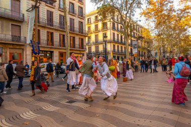 Barcelona, İspanya - 30 Kasım 2018: La Rambla Barcelona, İspanya. La Rambla bir sokaktır El Raval ve Barri Gotic ilçeleri arasında santral Barselona