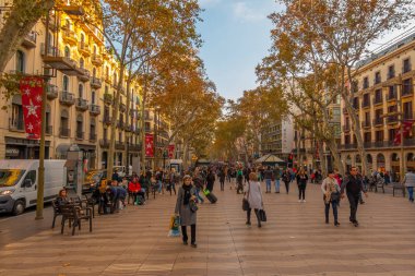 Barcelona, İspanya - 30 Kasım 2018: La Rambla Barcelona, İspanya. La Rambla bir sokaktır El Raval ve Barri Gotic ilçeleri arasında santral Barselona