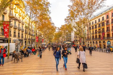 Barcelona, İspanya - 30 Kasım 2018: La Rambla Barcelona, İspanya. La Rambla bir sokaktır El Raval ve Barri Gotic ilçeleri arasında santral Barselona