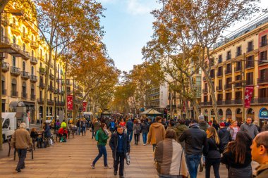 Barcelona, İspanya - 30 Kasım 2018: La Rambla Barcelona, İspanya. La Rambla bir sokaktır El Raval ve Barri Gotic ilçeleri arasında santral Barselona