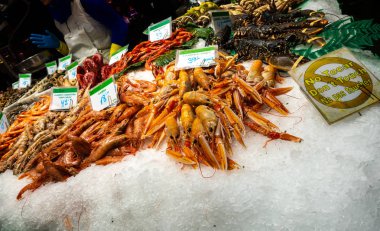 Barcelona, İspanya - DIC 1, 2018: Las Ramblas Boqueria Market. La Boqueria Barcelona dünya çapında en ünlü pazarıdır. Şehir merkezinde yer alan.
