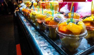 Barcelona, İspanya - DIC 1, 2018: Las Ramblas Boqueria Market. La Boqueria Barcelona dünya çapında en ünlü pazarıdır. Şehir merkezinde yer alan.