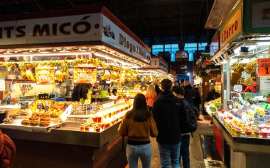 Barcelona, İspanya - DIC 1, 2018: Las Ramblas Boqueria Market. La Boqueria Barcelona dünya çapında en ünlü pazarıdır. Şehir merkezinde yer alan.