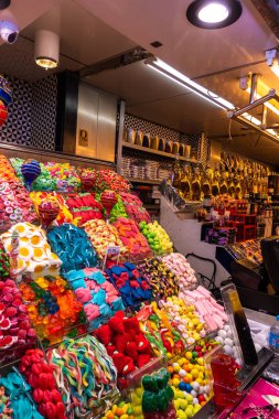 Barcelona, İspanya - DIC 1, 2018: Las Ramblas Boqueria Market. La Boqueria Barcelona dünya çapında en ünlü pazarıdır. Şehir merkezinde yer alan.