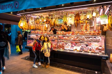 Barcelona, İspanya - DIC 1, 2018: Las Ramblas Boqueria Market. La Boqueria Barcelona dünya çapında en ünlü pazarıdır. Şehir merkezinde yer alan.