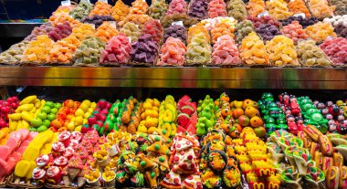 Barcelona, İspanya - DIC 1, 2018: Las Ramblas Boqueria Market. La Boqueria Barcelona dünya çapında en ünlü pazarıdır. Şehir merkezinde yer alan.