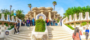 Barcelona, Catalunya, İspanya - Dicember 01, 2018: Park Guell mimar Gaudi tarafından. Barcelona en önemli park Parc Guell vardır. 