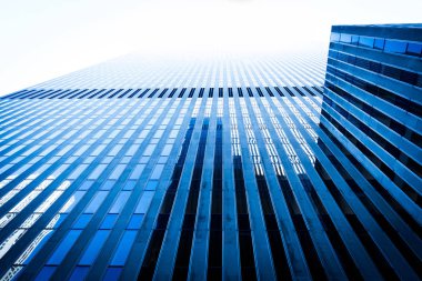Düşük açılı görünümü gökdelen yansıtıcı cam gibi duvarlar ve windows arka plan. Modern mimari desen kavramı.