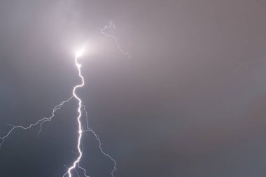 Trieste, İtalya, yakınındaki fırtına yıldırım su atıyor.