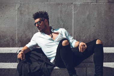 Başarılı bir genç iş adamı portresi merdivenlerden aşağı yürüyüş takım elbise giymiş. Şık genç adam kavramı