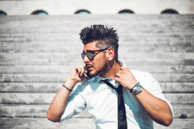 Depresif başarısız işadamı korkunç baş ağrısı, eller tarafından iflas stok düşüşüne taş merdivenlerde oturan şok geliyor. Yorgun bir adam geliyor vurguladı kayıp para online veya sorun borç var umutsuzluk.