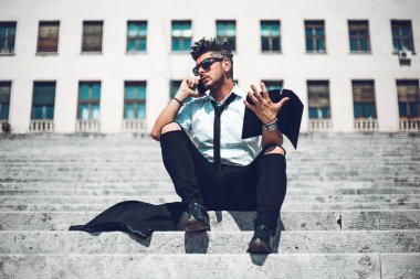 Depresif başarısız işadamı korkunç baş ağrısı, eller tarafından iflas stok düşüşüne taş merdivenlerde oturan şok geliyor. Yorgun bir adam geliyor vurguladı kayıp para online veya sorun borç var umutsuzluk.