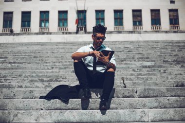 Depresif başarısız işadamı korkunç baş ağrısı, eller tarafından iflas stok düşüşüne taş merdivenlerde oturan şok geliyor. Yorgun bir adam geliyor vurguladı kayıp para online veya sorun borç var umutsuzluk.