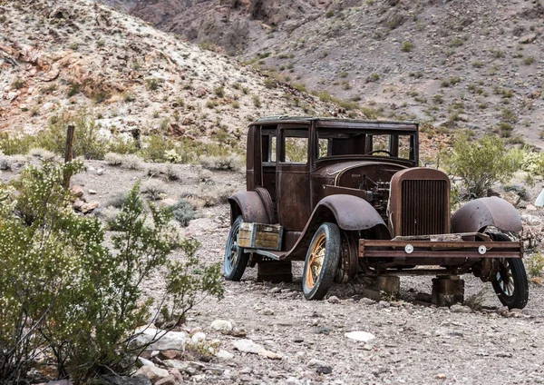 Gamla Vintage Bil Lastbil Övergiven Öknen — Stockfoto