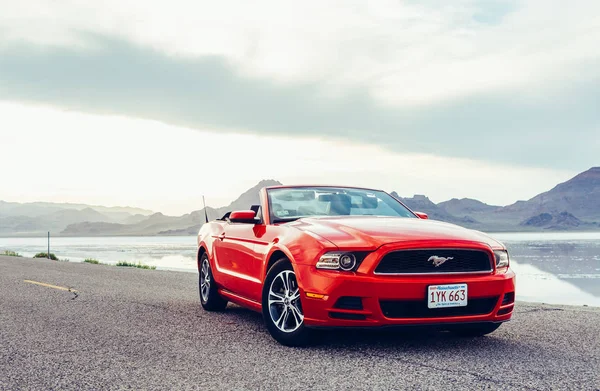 Bonneville, Utah, ABD 4 Haziran 2015: Fotoğraf Bonneville tuz daireler, Utah, ABD bir Ford Mustang Cabrio 2012 versiyonu. Beşinci nesil 2005 model yılı için 2014 ile başladı.