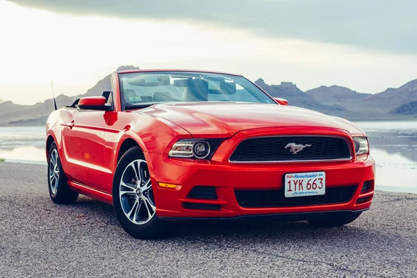 Bonneville, Utah, ABD 4 Haziran 2015: Fotoğraf Bonneville tuz daireler, Utah, ABD bir Ford Mustang Cabrio 2012 versiyonu. Beşinci nesil 2005 model yılı için 2014 ile başladı.