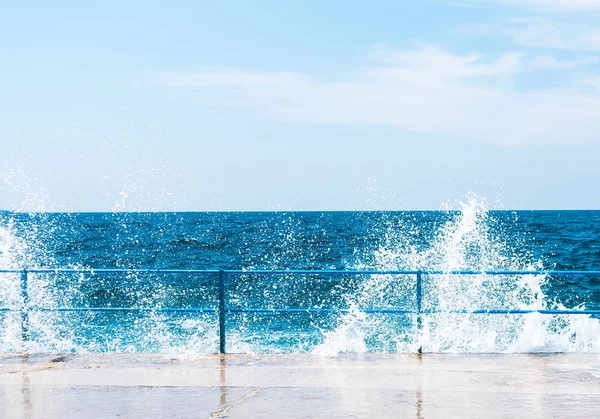 Úvodní Vlny Obrovské Bouřlivé Moře Molu Cementu — Stock fotografie