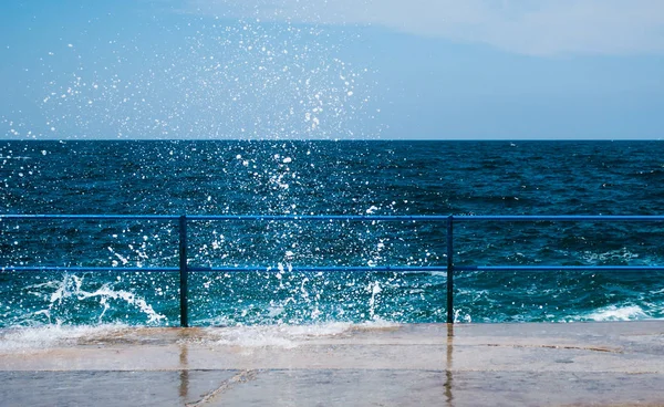 Úvodní Vlny Obrovské Bouřlivé Moře Molu Cementu — Stock fotografie