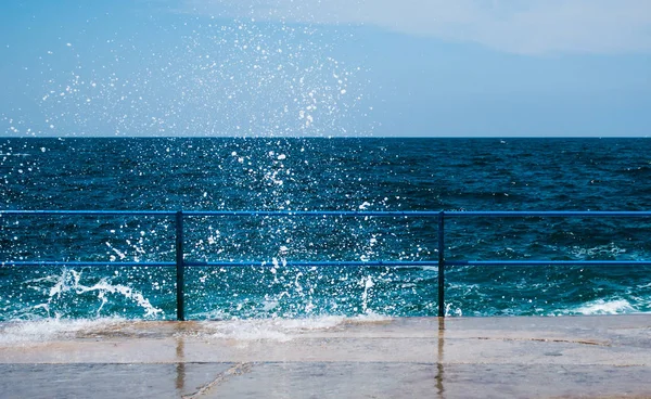 Énormes Vagues Mer Orageuses Éclaboussent Sur Une Jetée Ciment — Photo