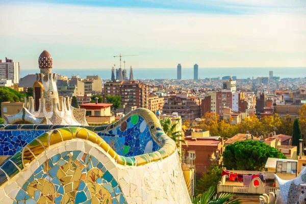 バルセロナ カタルーニャ スペインのグエル公園の全景 — ストック写真