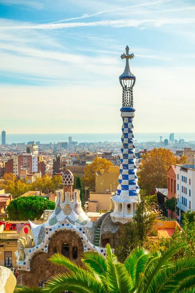 バルセロナ カタルーニャ スペインのグエル公園の全景 — ストック写真