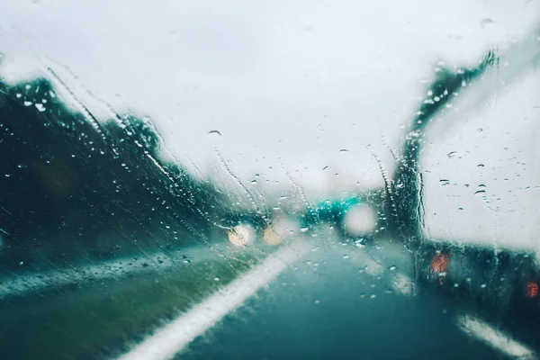 激しい雨と滑りやすい路面での運転 高速道路 抽象のぼやけの悪天候 車の視点 — ストック写真