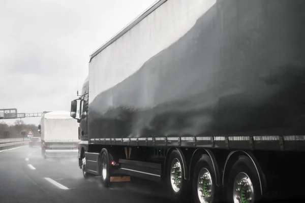 重い雨嵐の間に高速道路上のトラック — ストック写真