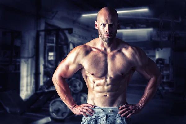 Forte Fisiculturista Homem Bombeando Músculos Após Treino Extremo Musculação Conceito — Fotografia de Stock