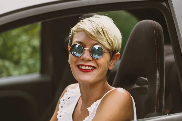 Joven Rubia Atractiva Mujer Sonriendo Mirando Recto Mientras Conduce Coche — Foto de Stock