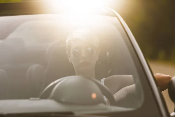 Gülümseyen Bir Araba Sürüş Sırasında Düz Görünümlü Genç Sarışın Çekici — Stok fotoğraf