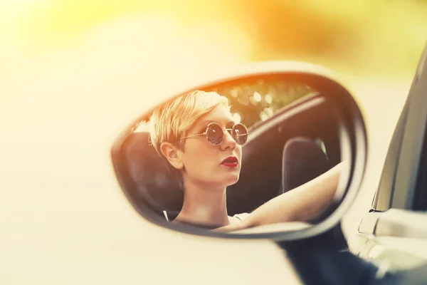 Joven Rubia Atractiva Mujer Sonriendo Mirando Recto Mientras Conduce Coche — Foto de Stock