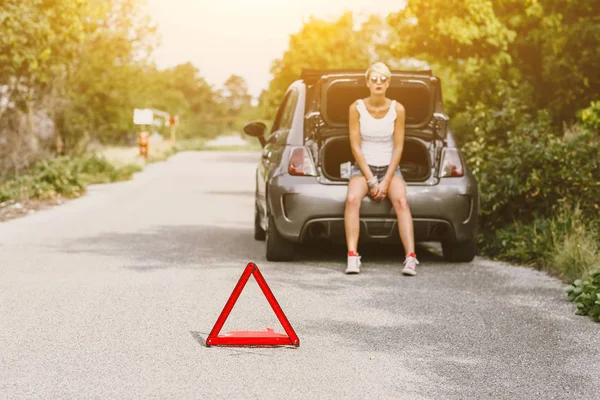 Jovem Bela Mulher Inspeção Pneu Traseiro Lado Estrada Carro Com — Fotografia de Stock