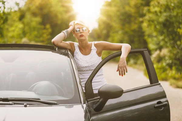 Joven Rubia Atractiva Mujer Está Lista Para Entrar Coche Ella — Foto de Stock