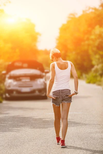 Joven Mujer Triste Pie Cerca Carretera Por Coche Roto Medio —  Fotos de Stock