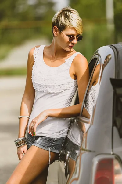 Joven Mujer Bastante Moda Posando Coche Concepto Estilo Vida Joven —  Fotos de Stock