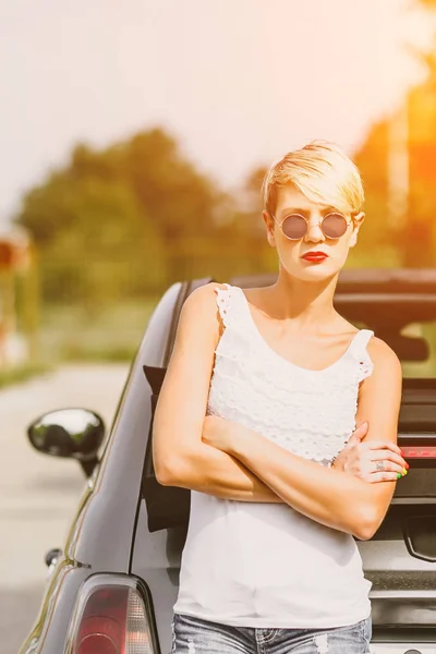 Joven Mujer Bastante Moda Posando Coche Concepto Estilo Vida Joven —  Fotos de Stock