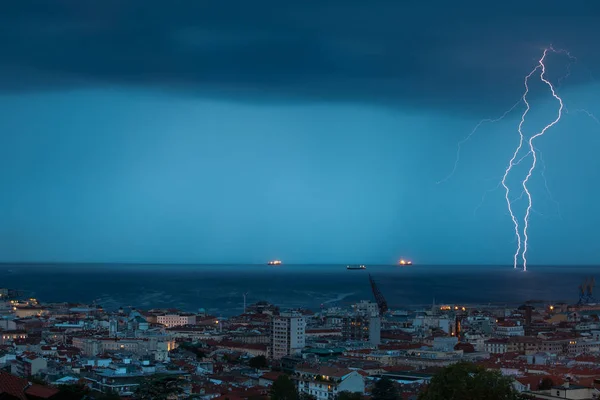 イタリア トリエステ市近く雷雨雷を打つ水 — ストック写真