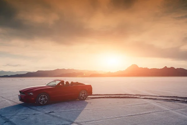 Bonneville, Utah, ABD 4 Haziran 2015: Fotoğraf Bonneville tuz daireler, Utah, ABD bir Ford Mustang Cabrio 2012 versiyonu. Beşinci nesil 2005 model yılı için 2014 ile başladı.