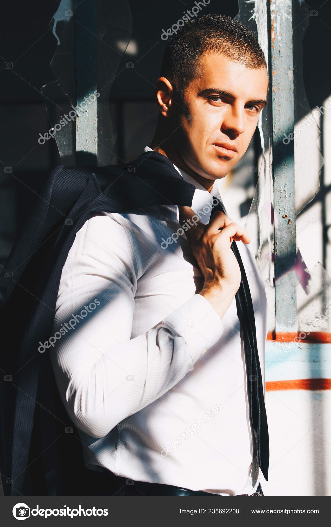 Homens Elegantes Impressionantes Suite Elegante Posando Lugar Abandonado Elegancia Conceito Stock Photo C Bluebe 235692208