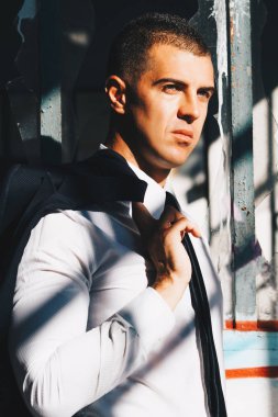 Harika şık erkek zarif oda poz içinde yer terk edilmiş. Zarafet ve lüks iş adamı kavramı.