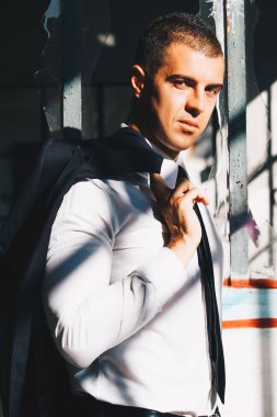 Harika şık erkek zarif oda poz içinde yer terk edilmiş. Zarafet ve lüks iş adamı kavramı.