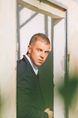 Yakışıklı adam siyah takım elbise ve güneş gözlüğü. Gizli ajan, mafya, koruma kavramı.